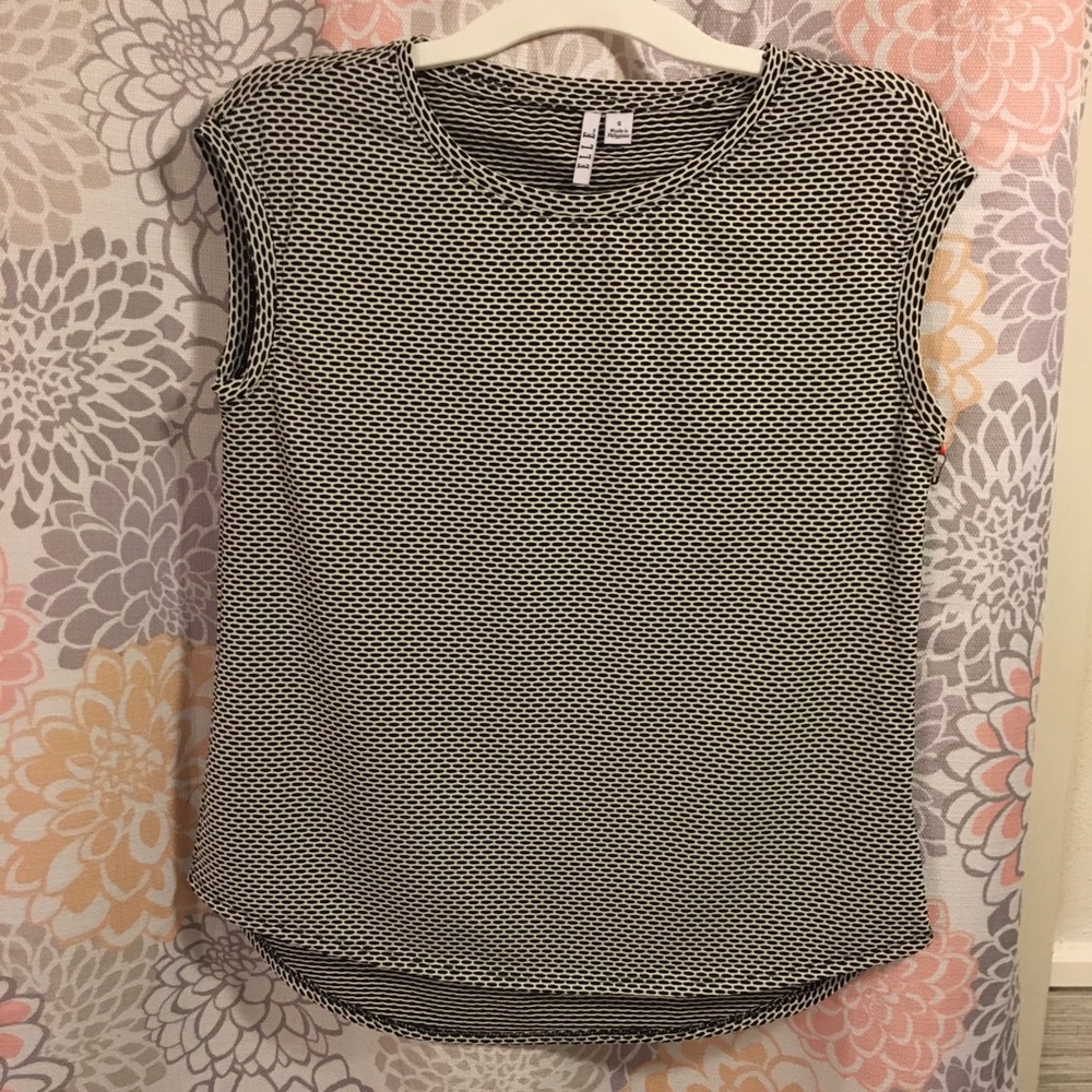 Elle black and white cap sleeve top